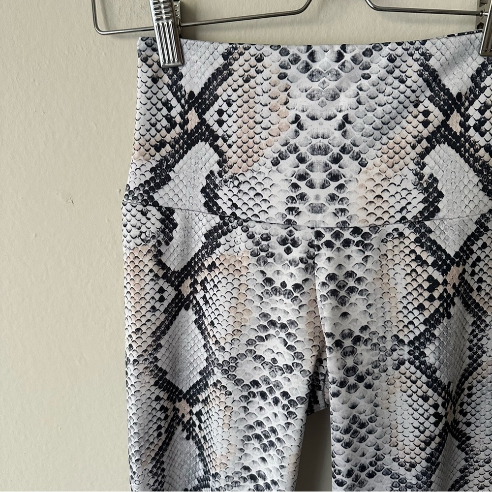 Onzie Snake Print Legging on White Size XS - Picture 4 of 8